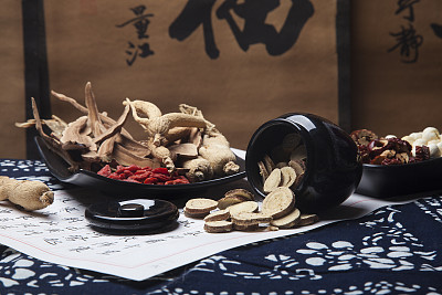 哪些中藥能夠清熱去火？山東醫(yī)藥技師學(xué)院幫你“降降溫”