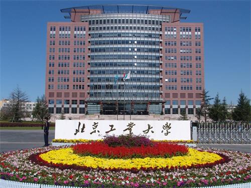 工業(yè)機(jī)器人學(xué)校選哪里？
